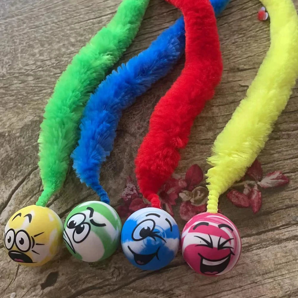 Färgglad studsande kattleksak med maskdesign